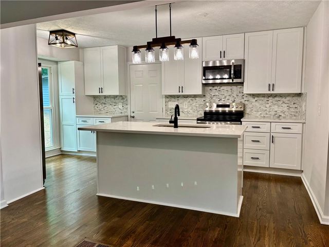 1743 Moss Drive, Snellville, GA 30078