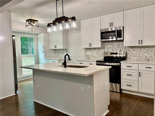 1743 Moss Drive, Snellville, GA 30078