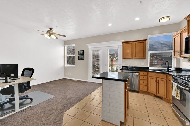 864 N FARMINGTON XING, Farmington, UT 84025