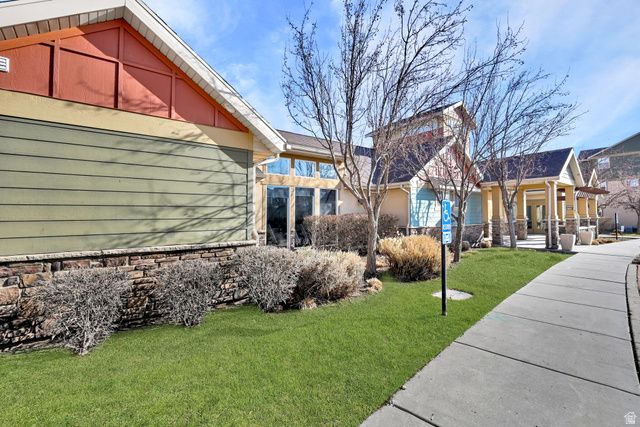 864 N FARMINGTON XING, Farmington, UT 84025