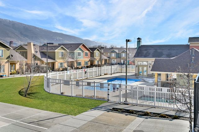 864 N FARMINGTON XING, Farmington, UT 84025