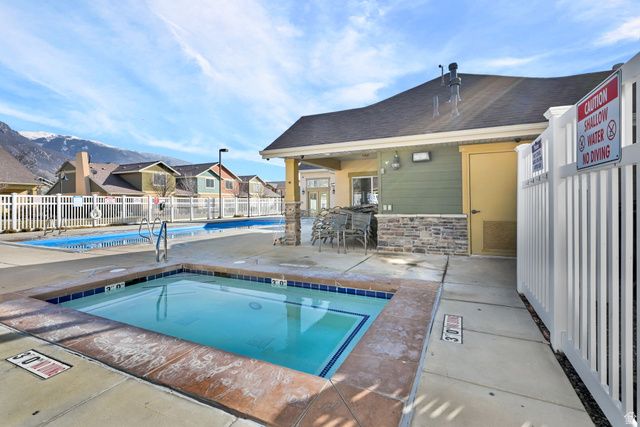 864 N FARMINGTON XING, Farmington, UT 84025