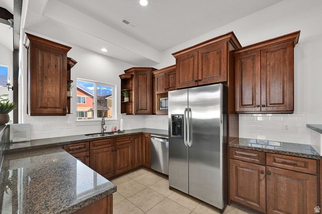 864 N FARMINGTON XING, Farmington, UT 84025