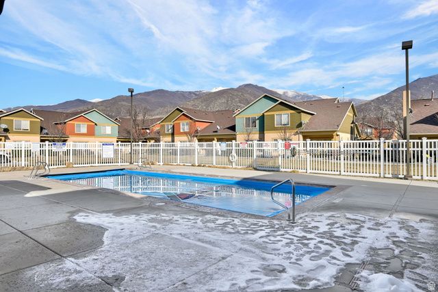 864 N FARMINGTON XING, Farmington, UT 84025