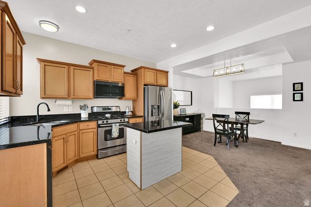 864 N FARMINGTON XING, Farmington, UT 84025