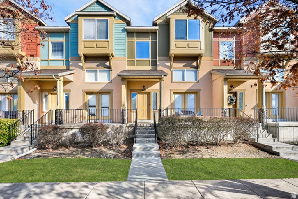 864 N FARMINGTON XING, Farmington, UT 84025