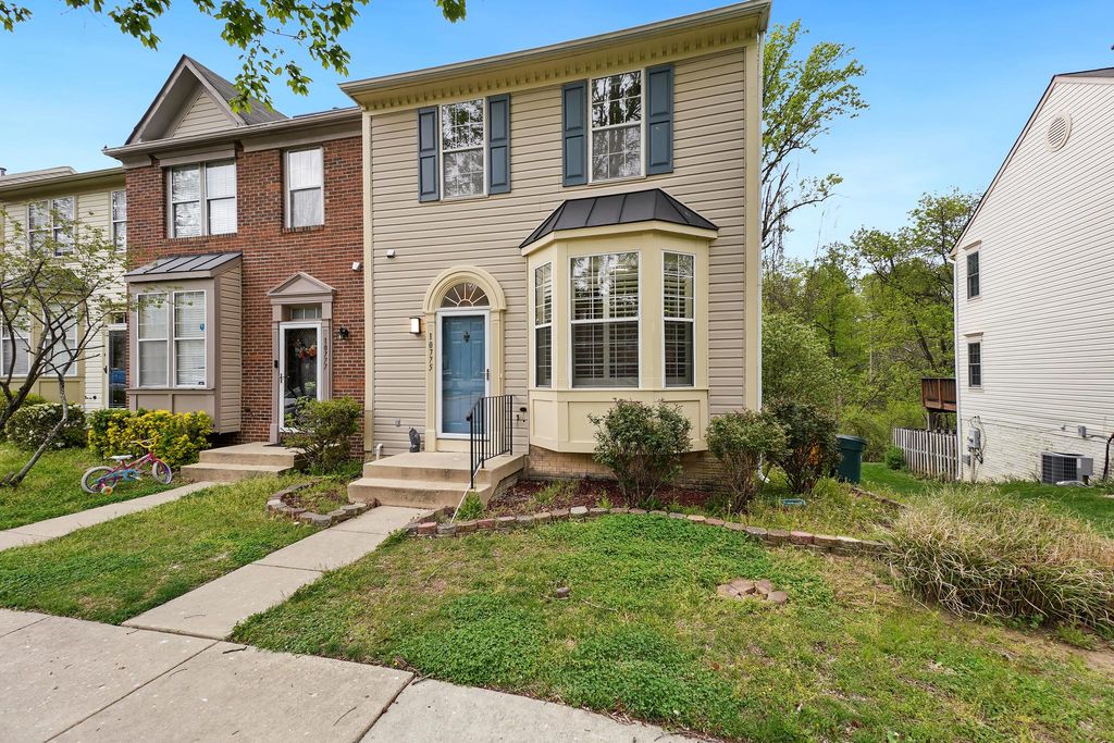 Image 4 of property listing at 10775 KITCHENER CT, Bowie, MD 20721