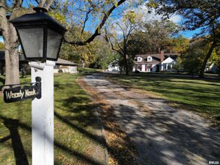 5740 N UNIVERSITY Street, Peoria, IL 61614