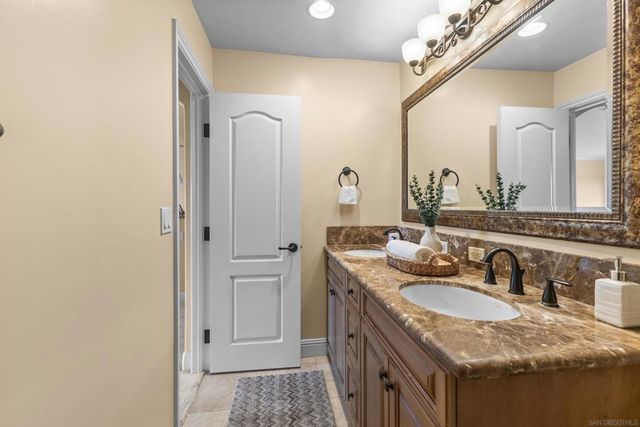 7411 Herschel 3F, La Jolla, CA 92037