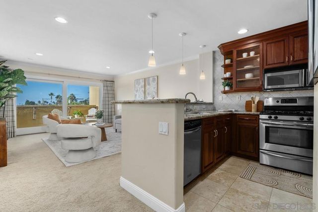 7411 Herschel 3F, La Jolla, CA 92037