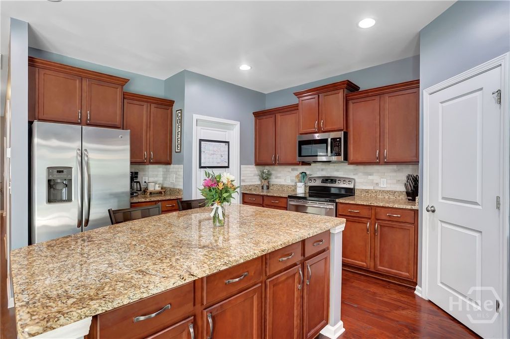 Image 10 of property listing at 821 Garden Hills Loop, Richmond Hill, GA 31324