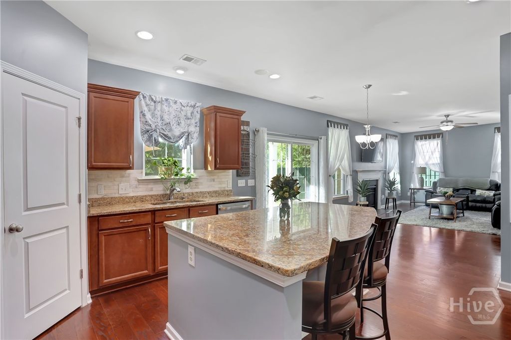 Image 11 of property listing at 821 Garden Hills Loop, Richmond Hill, GA 31324