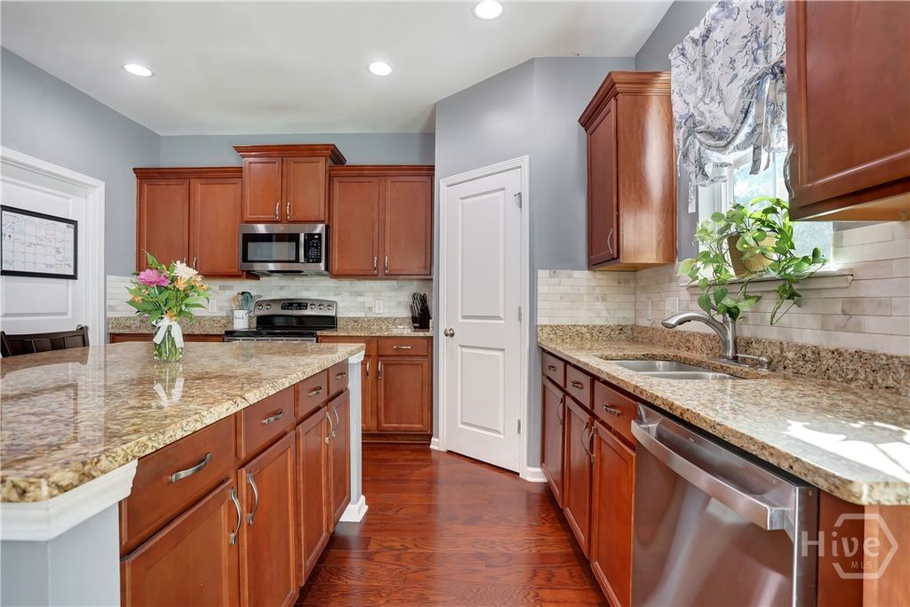 Image 12 of property listing at 821 Garden Hills Loop, Richmond Hill, GA 31324