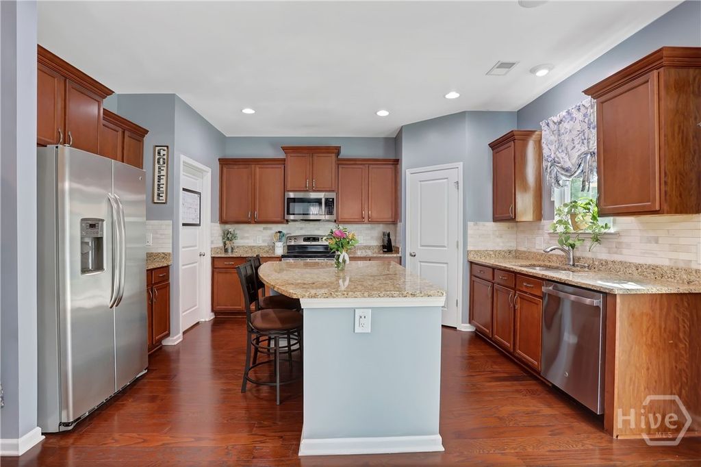 Image 9 of property listing at 821 Garden Hills Loop, Richmond Hill, GA 31324