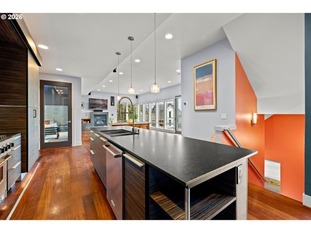 6515 S CORBETT Ave, Portland, OR 97239