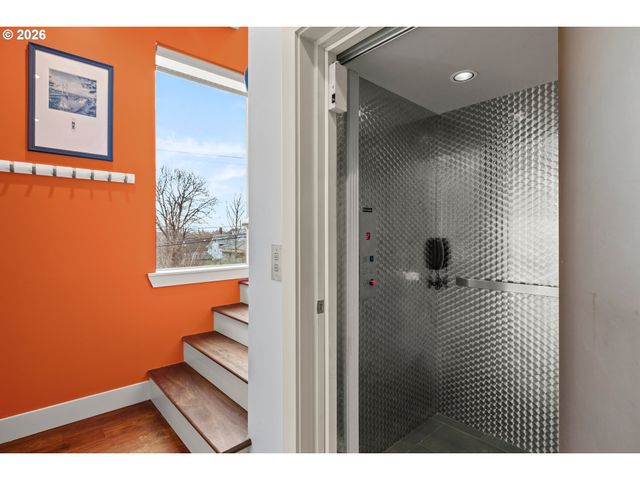 6515 S CORBETT Ave, Portland, OR 97239