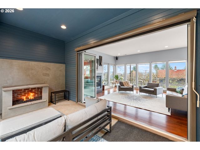 6515 S CORBETT Ave, Portland, OR 97239