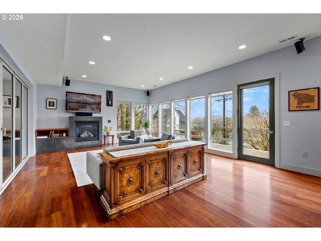 6515 S CORBETT Ave, Portland, OR 97239