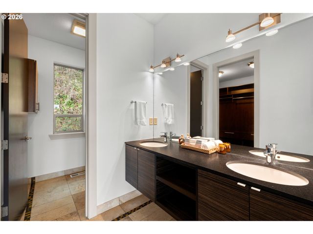 6515 S CORBETT Ave, Portland, OR 97239