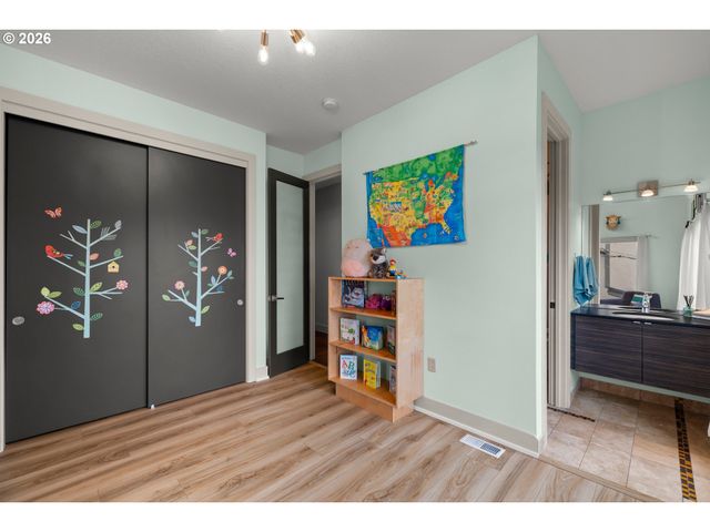 6515 S CORBETT Ave, Portland, OR 97239