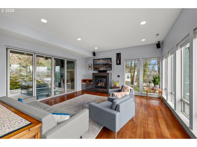 6515 S CORBETT Ave, Portland, OR 97239