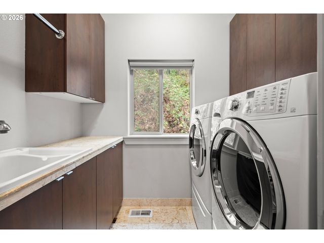 6515 S CORBETT Ave, Portland, OR 97239