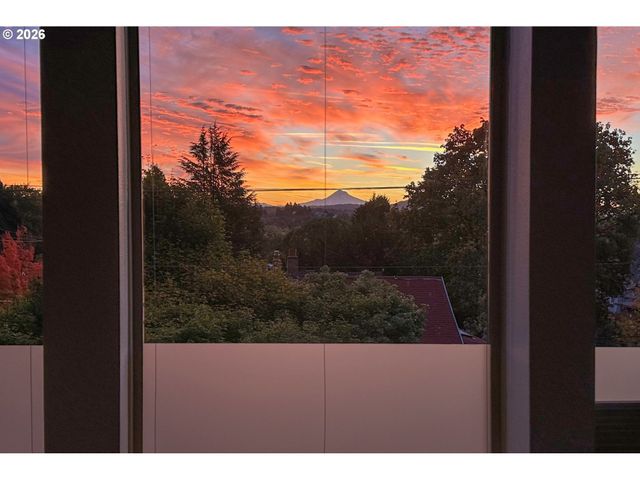 6515 S CORBETT Ave, Portland, OR 97239