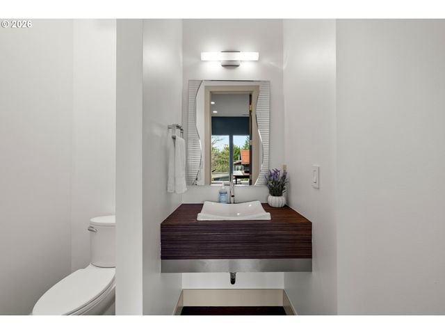 6515 S CORBETT Ave, Portland, OR 97239