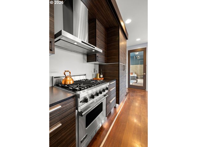 6515 S CORBETT Ave, Portland, OR 97239