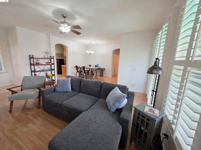 2607 Glow Rd, Riverbank, CA 95367