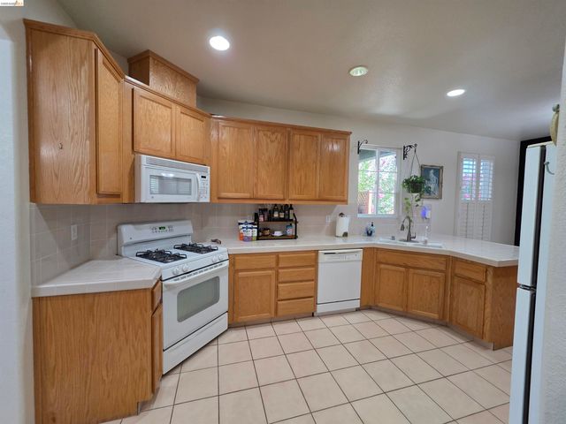 2607 Glow Rd, Riverbank, CA 95367