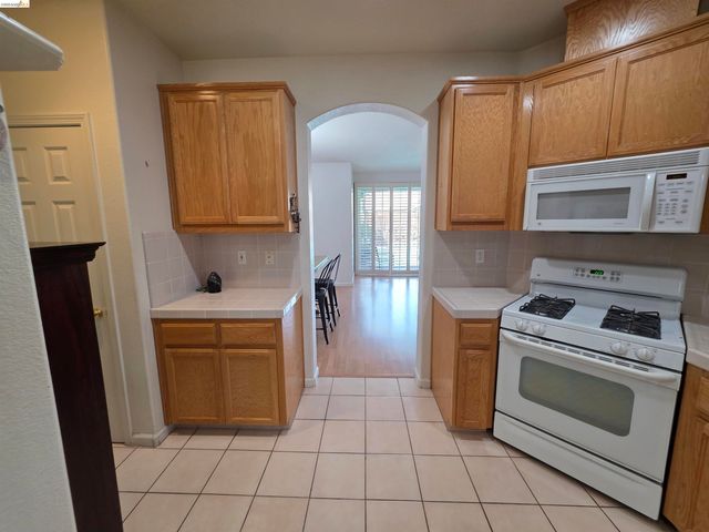 2607 Glow Rd, Riverbank, CA 95367