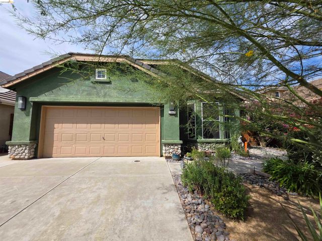2607 Glow Rd, Riverbank, CA 95367