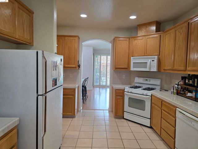 2607 Glow Rd, Riverbank, CA 95367