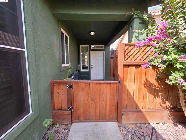 2607 Glow Rd, Riverbank, CA 95367