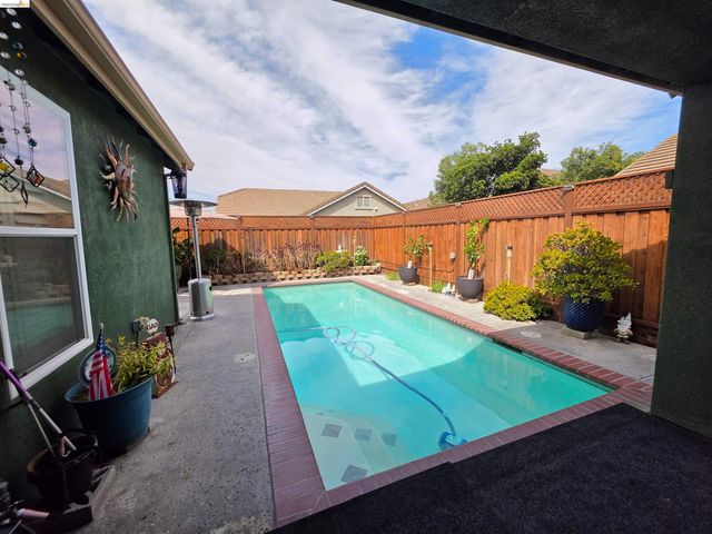 2607 Glow Rd, Riverbank, CA 95367