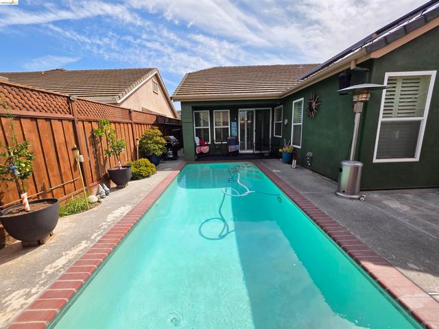 2607 Glow Rd, Riverbank, CA 95367