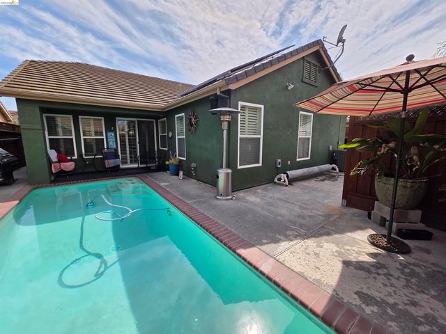 2607 Glow Rd, Riverbank, CA 95367