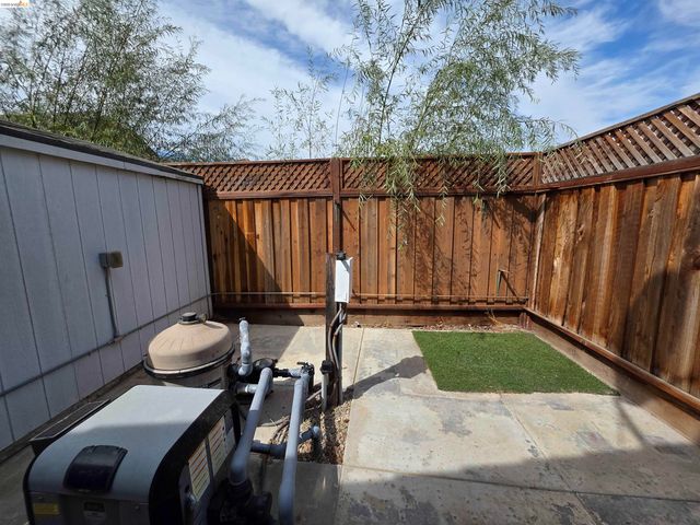 2607 Glow Rd, Riverbank, CA 95367