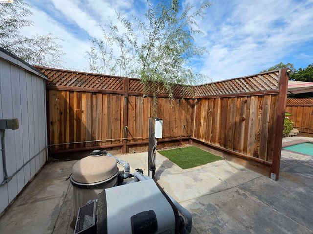 2607 Glow Rd, Riverbank, CA 95367