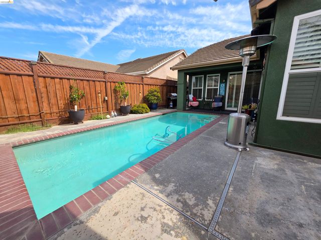 2607 Glow Rd, Riverbank, CA 95367