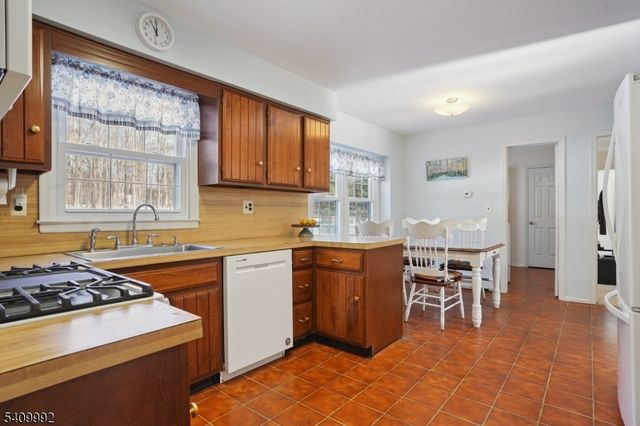 15 Fleming Court, Washington Twp., NJ 07853