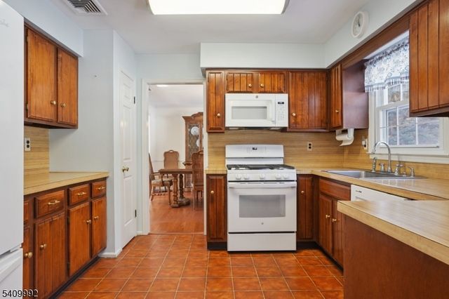 15 Fleming Court, Washington Twp., NJ 07853