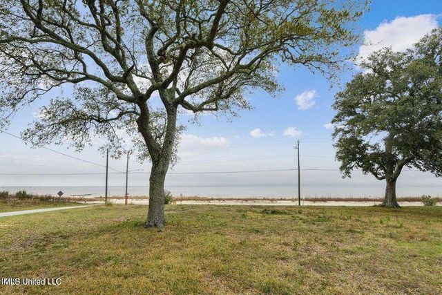 517 N Beach Boulevard, Waveland, MS 39576
