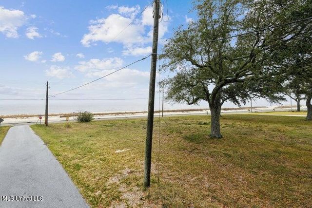 517 N Beach Boulevard, Waveland, MS 39576