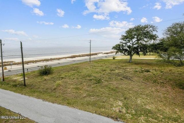 517 N Beach Boulevard, Waveland, MS 39576