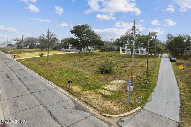 517 N Beach Boulevard, Waveland, MS 39576