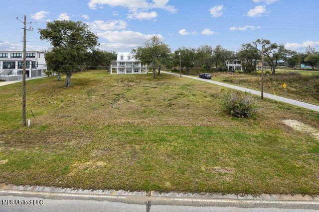 517 N Beach Boulevard, Waveland, MS 39576