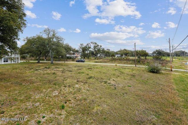517 N Beach Boulevard, Waveland, MS 39576