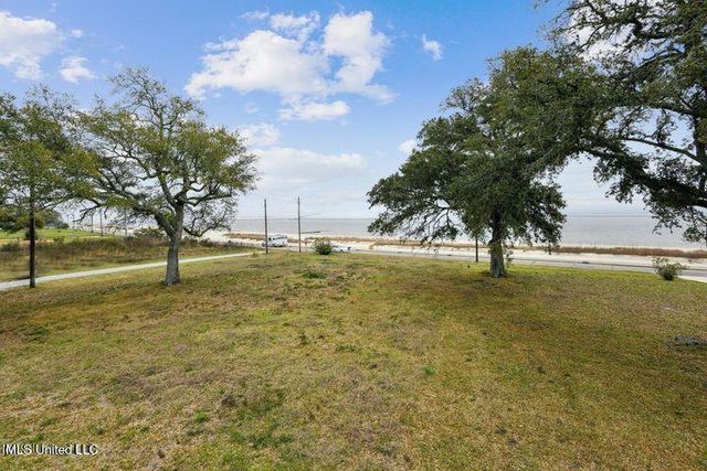 517 N Beach Boulevard, Waveland, MS 39576